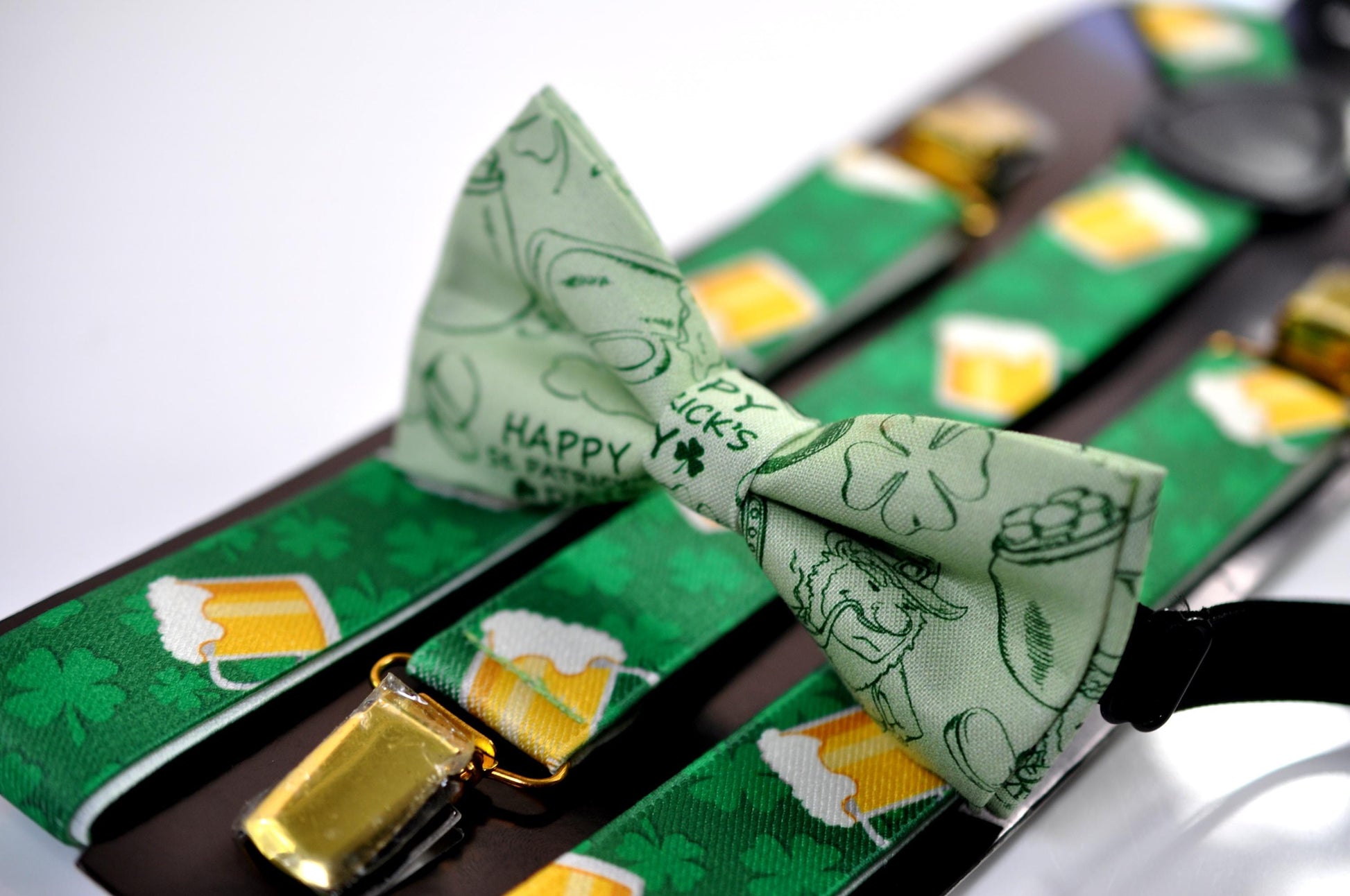 Happy St Patrick’s Day Green Clover Four-leaf Clovers Bow tie + Beer Mugs Suspenders Braces Men /Youth/ Boy Kids / Baby Infant Toddler
