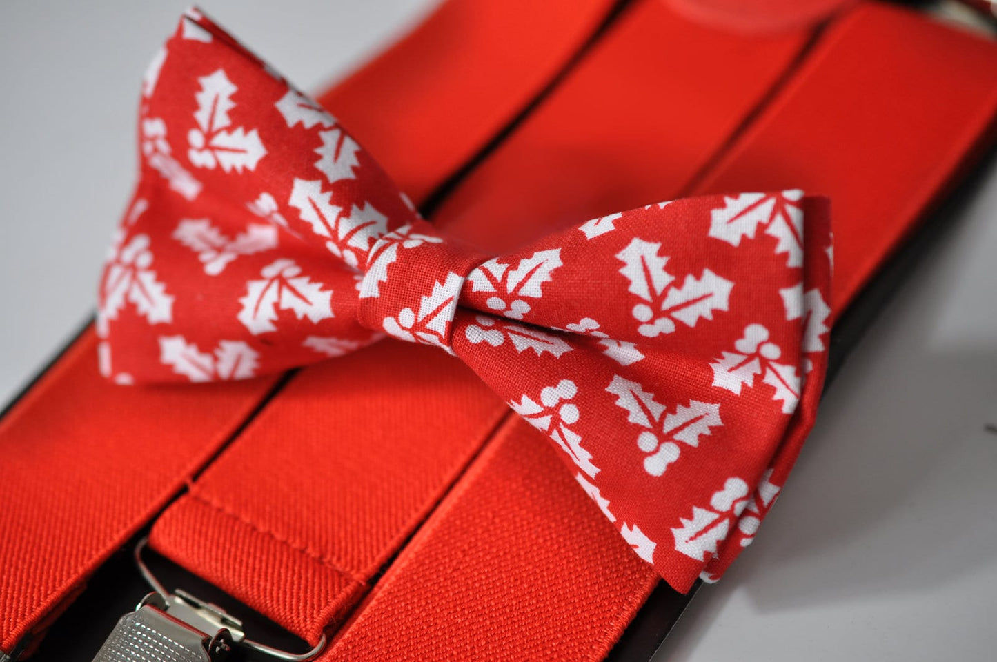 Men Red and White Leaves leaf Pattern Christmas Xmas Pretied Bow Tie Bowtie + 35mm Wide Y-Back RED Elastic Suspenders Braces Groome Wedding