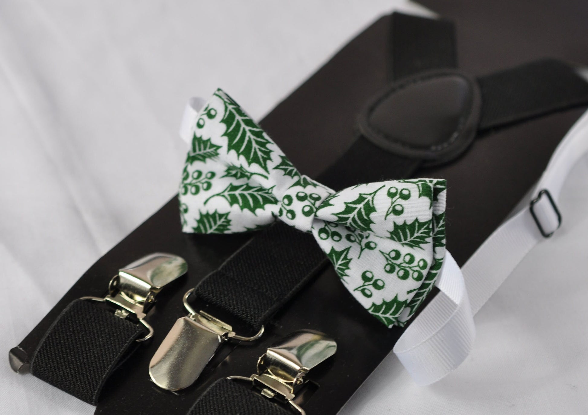 White Green Maple Leaf Leaves Xmas Christmas Bow tie + Black Elastic Suspenders Braces Men Adult / Youth Teenage / Boy Kids / Baby Infant